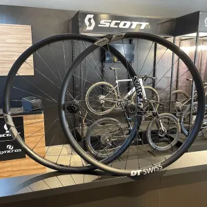 Rodas DT SWISS XRC 1900 Spline LEFTY em Carbono 1